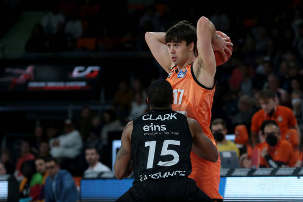 真的自由身离队❓记者：皇马和阿诺德的谈判已到非常深入的阶段