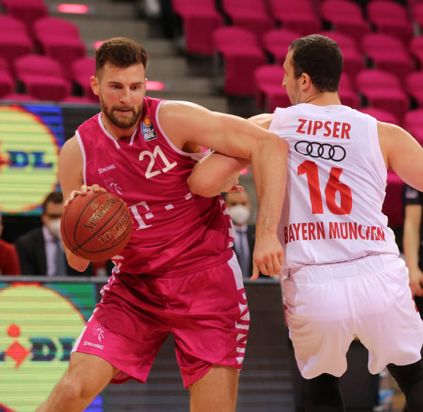 孔帕尼：当穆勒进入一个房间时，房间内的氛围都会立刻不同.